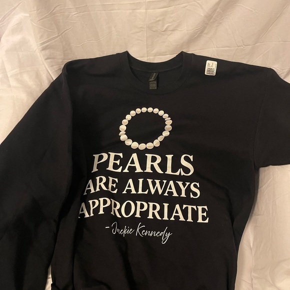 Gildan Sweaters - Gildan Black Sweatshirt with Circle Design